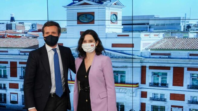 El presidente del PP, Pablo Casado, posa junto a Isabel Díaz Ayuso en la reunión del Comité Ejecutivo.