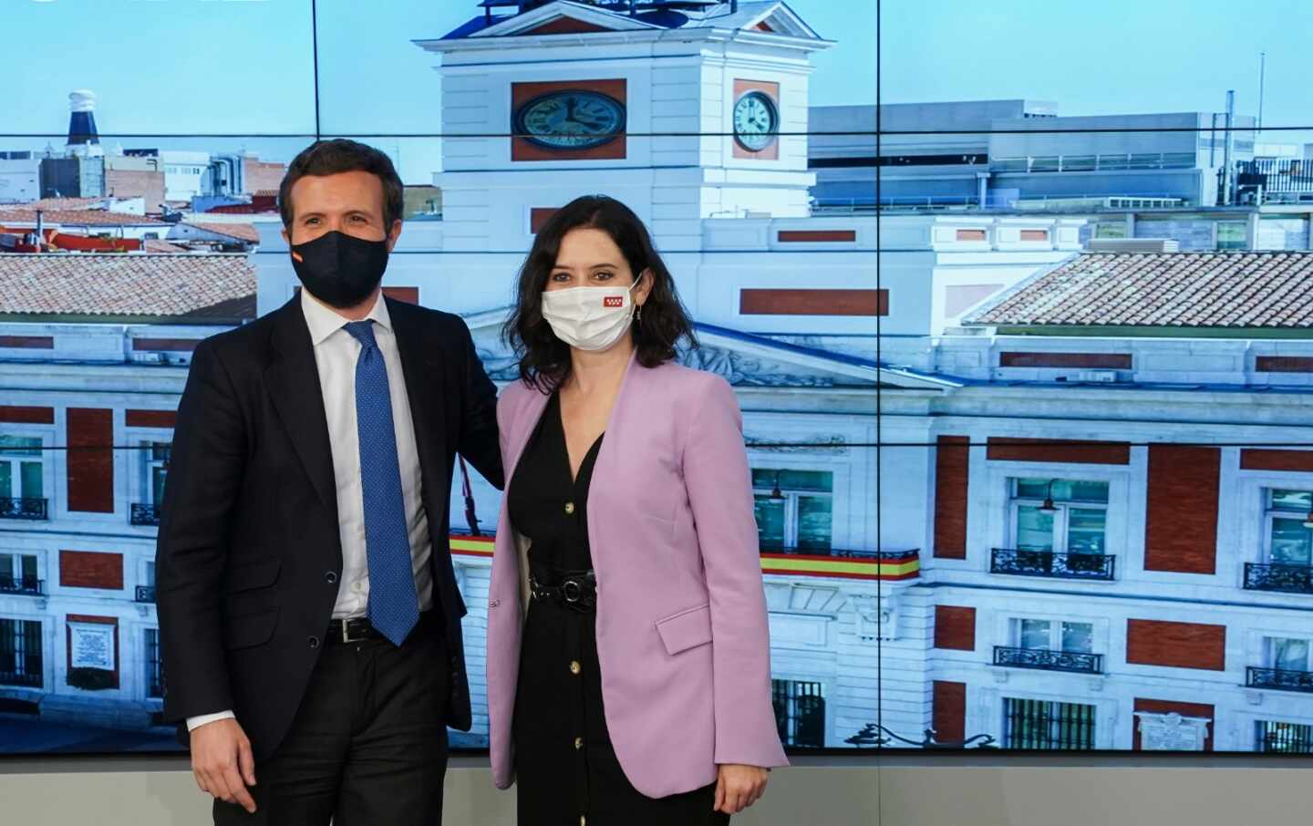 El presidente del PP, Pablo Casado, posa junto a Isabel Díaz Ayuso en la reunión del Comité Ejecutivo.