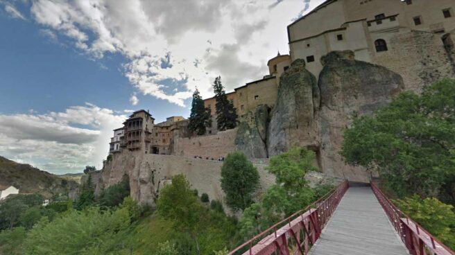 Vista desde el puente que precede el acceso peatonal a las casas colgantes de Cuenca