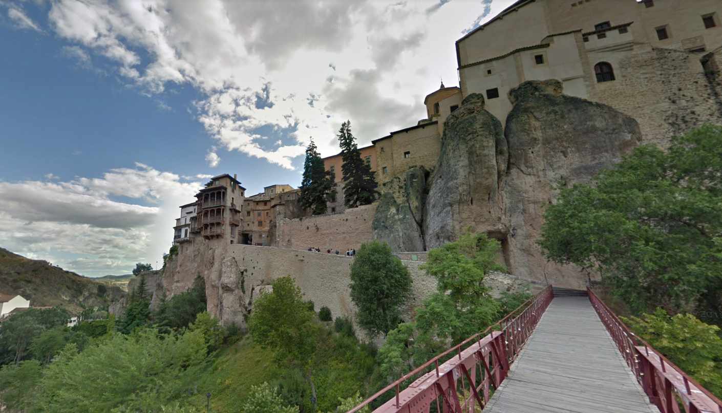 Vista desde el puente que precede el acceso peatonal a las casas colgantes de Cuenca