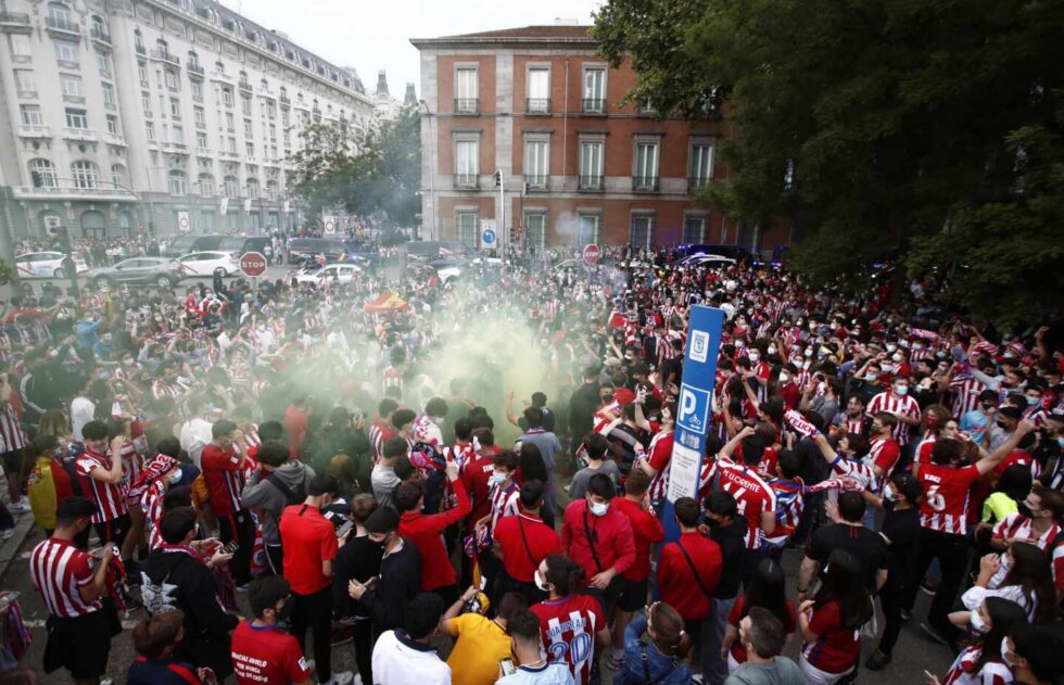 La afición del Atlético de Madrid celebra el título de Liga hoy sábado en la madrileña plaza de Neptuno