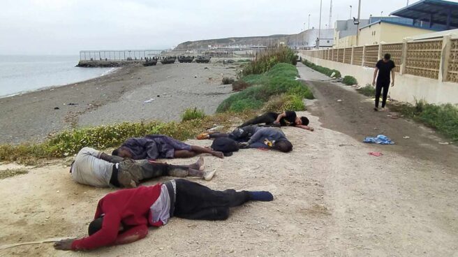 Un grupo de inmigrantes tras su llegada este martes a uno de los espigones fronterizos de Ceuta