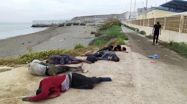 La entrada de inmigrantes en Ceuta bate los récords de inmigración en España Un grupo de inmigrantes tras su llegada este martes a uno de los espigones fronterizos de Ceuta