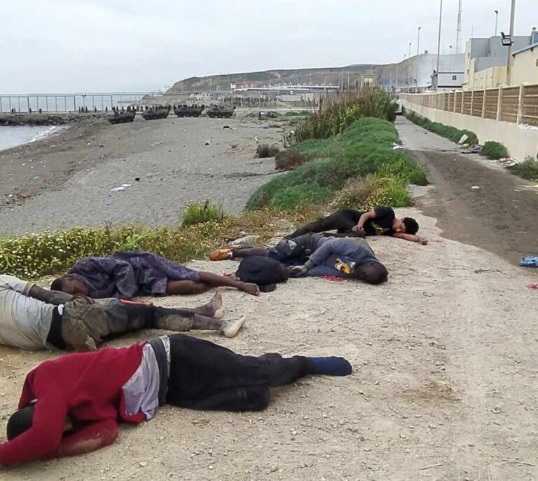 Así está actuando el Ejército en la playa del Tarajal de Ceuta para controlar la llegada de inmigrantes