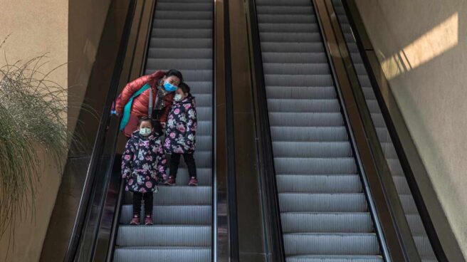 Una mujer, con sus dos hijas en un centro comercial de China. Una mujer, con sus dos hijas en un centro comercial de China.