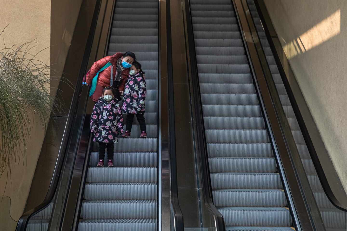 Una mujer, con sus dos hijas en un centro comercial de China.