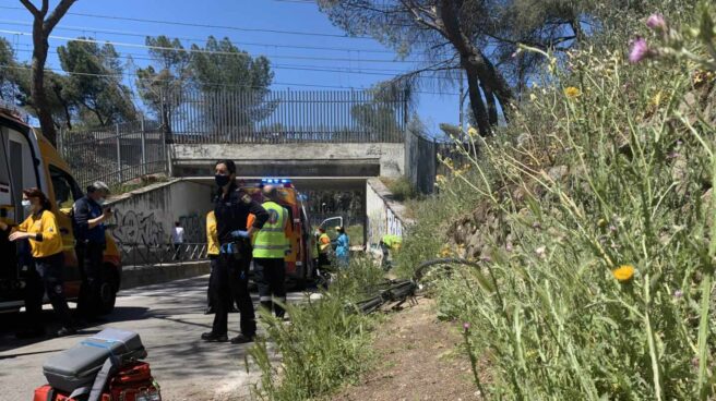 Los servicios de emergencia y la Policía Nacional trabajan en la zona del accidente