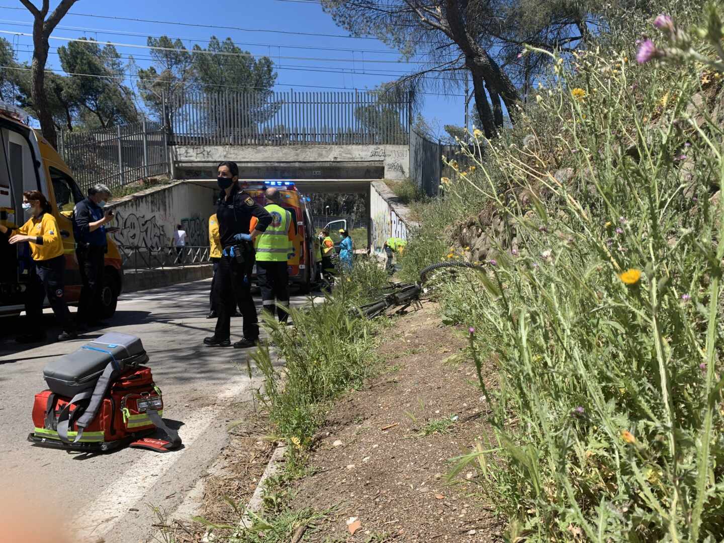 Los servicios de emergencia y la Policía Nacional trabajan en la zona del accidente