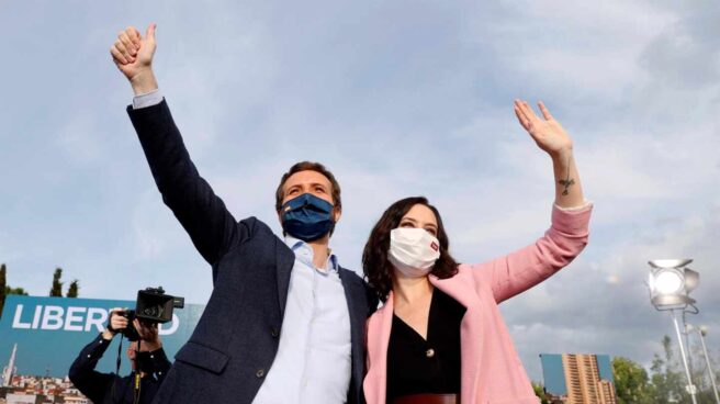 El presidente del PP, Pablo Casado; y la candidata del PP, Isabel Díaz Ayuso, en el acto de cierre de campaña.