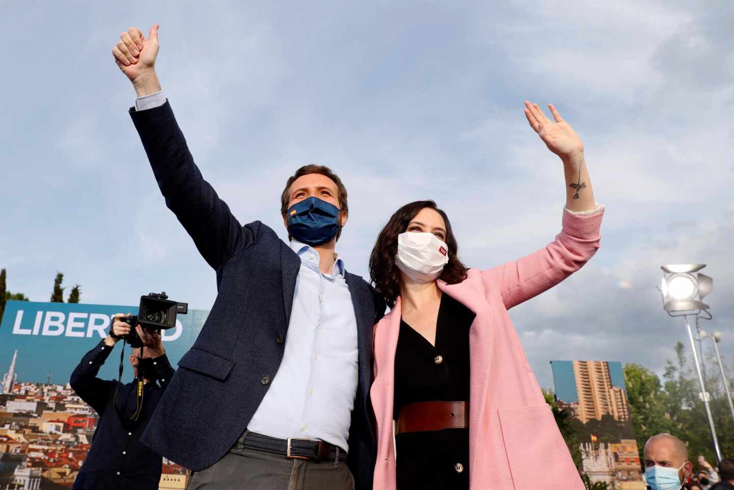 El presidente del PP, Pablo Casado; y la candidata del PP, Isabel Díaz Ayuso, en el acto de cierre de campaña.