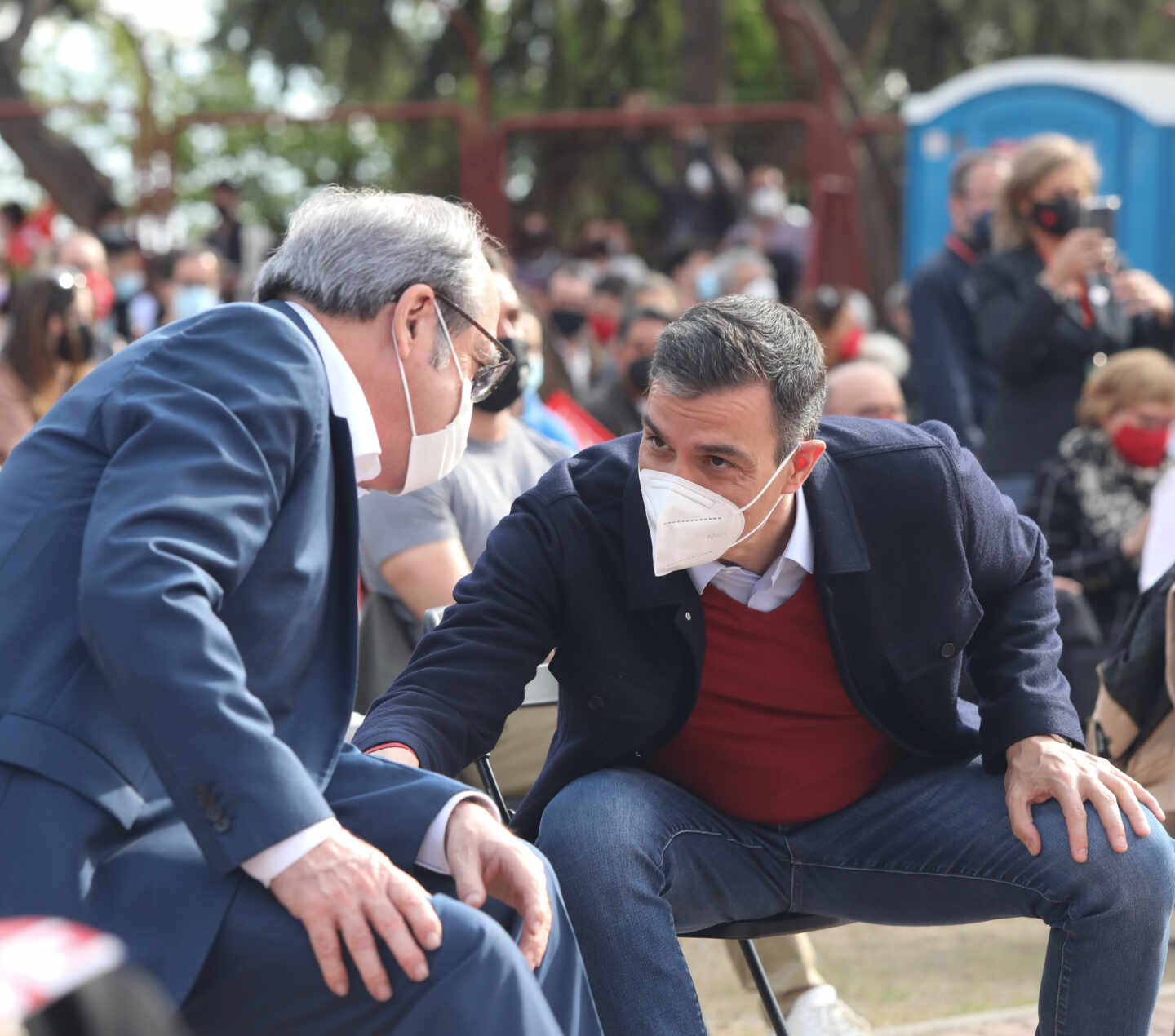 Pedro Sánchez y Ángel Gabilondo, en el mitin final de campaña del PSOE.