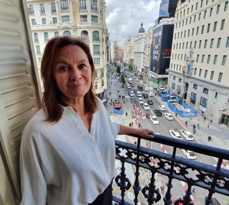 La escritora Clara Sánchez sustituirá a Francisco Brines en la silla 'X' de la RAE