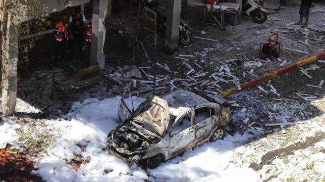 Destrozos en Ramat Gan, ciudad próxima a Israel, tras el lanzamiento de un cohete desde Gaza.