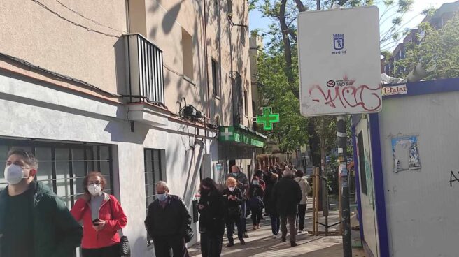 Largas colas para votar en los colegios electorales desde primera hora de la mañana