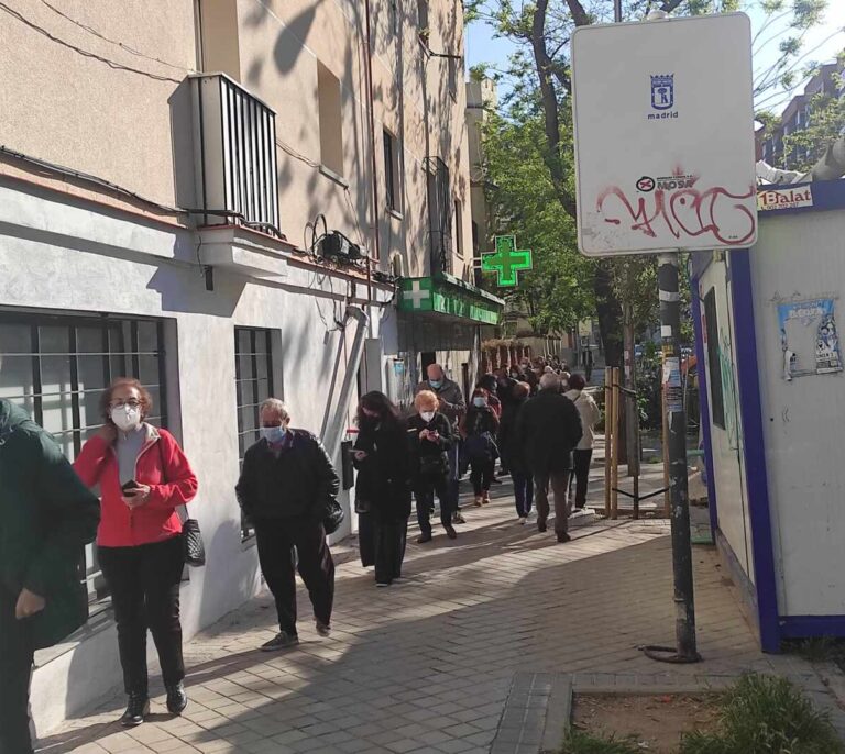 Largas colas para votar en los colegios electorales desde primera hora de la mañana