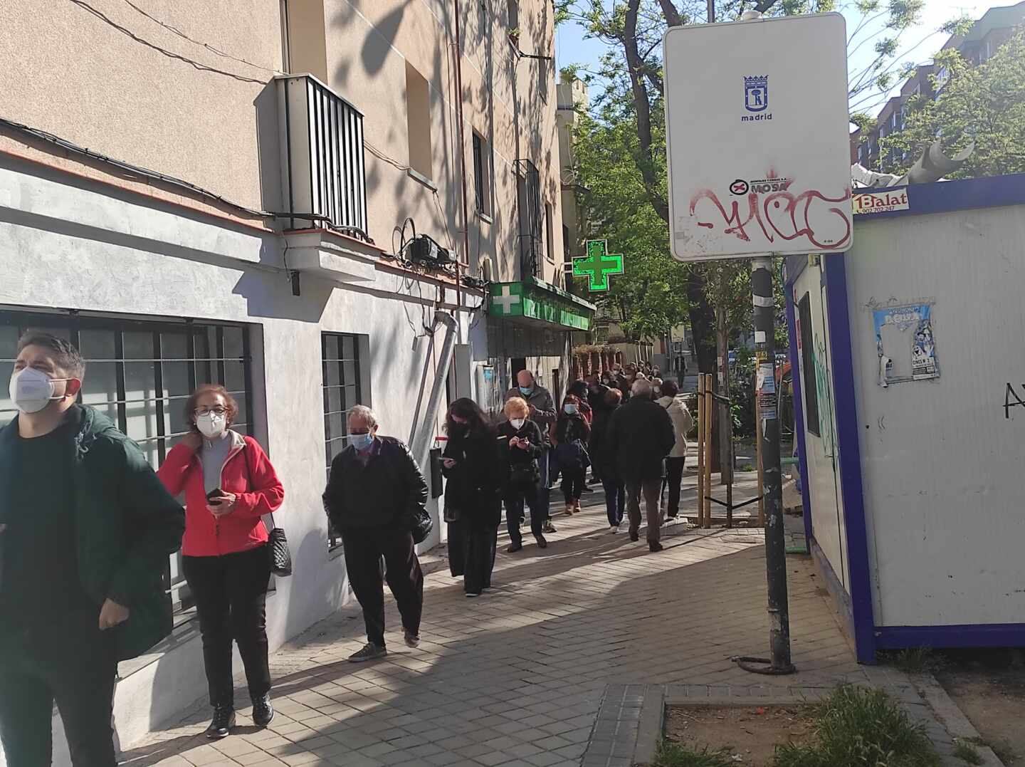 Largas colas para votar en los colegios electorales desde primera hora de la mañana