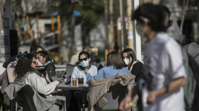 Cuatro personas en la terraza de un bar en Sevilla (Andalucía).