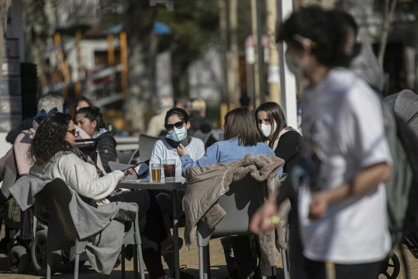 Cuatro personas en la terraza de un bar en Sevilla (Andalucía).