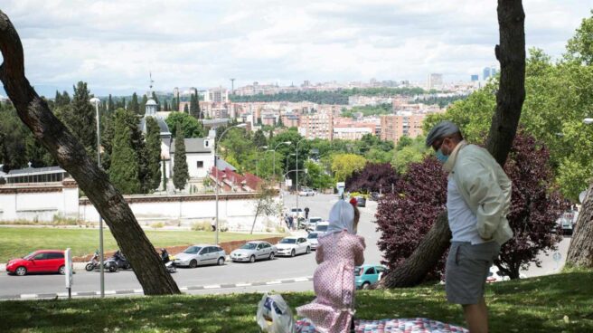 Un padre y su hija, junto a la ermita de San Isidro en Madrid este fin de semana.