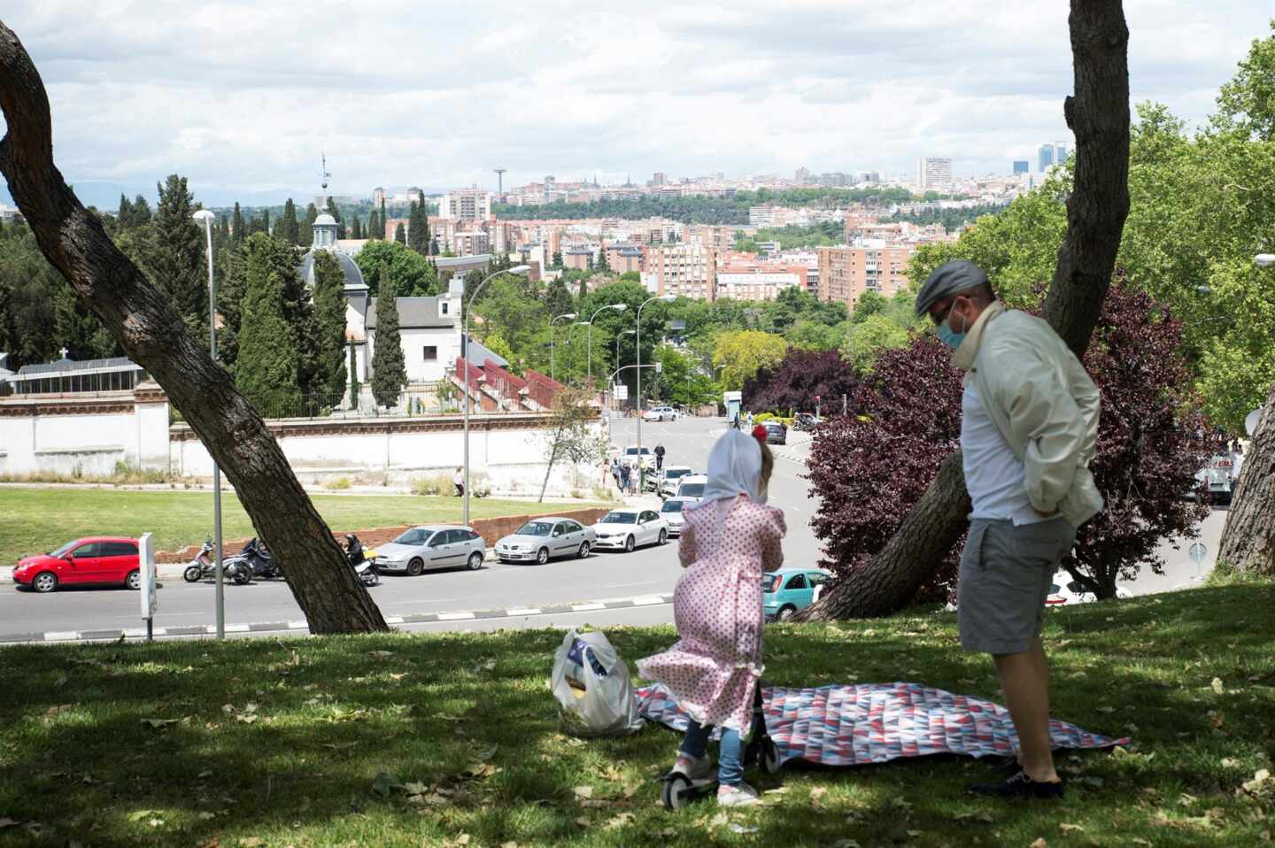 Un padre y su hija, junto a la ermita de San Isidro en Madrid este fin de semana.