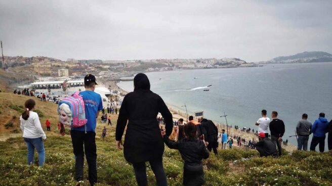 Cientos de personas continúan dirigiéndose este martes desde la localidad de Fnideq (Castillejos) para cruzar hacia Ceuta