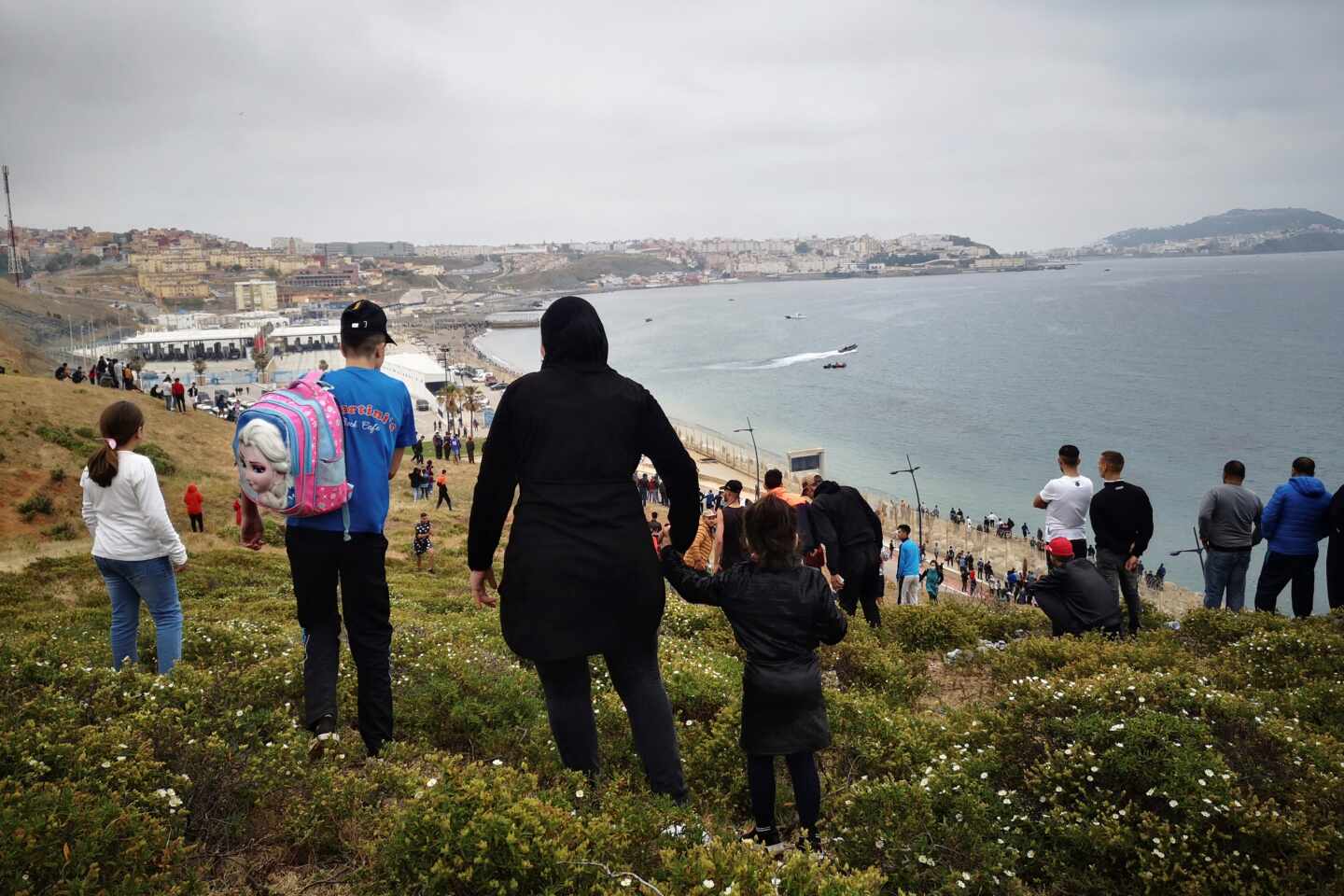 Cientos de personas continúan dirigiéndose este martes desde la localidad de Fnideq (Castillejos) para cruzar hacia Ceuta