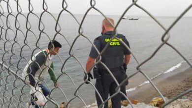 Una patrulla de la Policía salva la vida a un joven inmigrante marroquí que intentó ahorcarse en una calle de Ceuta