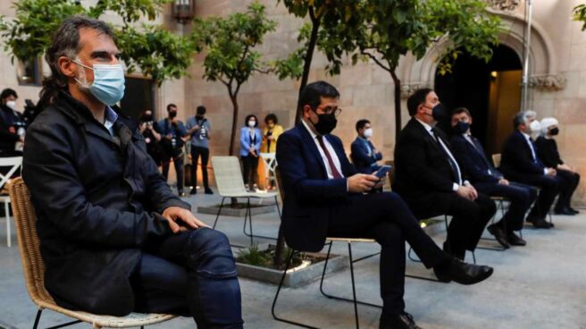 Jordi Cuixart, Jordi Sànchez y Oriol Junqueras, en el Parlament.