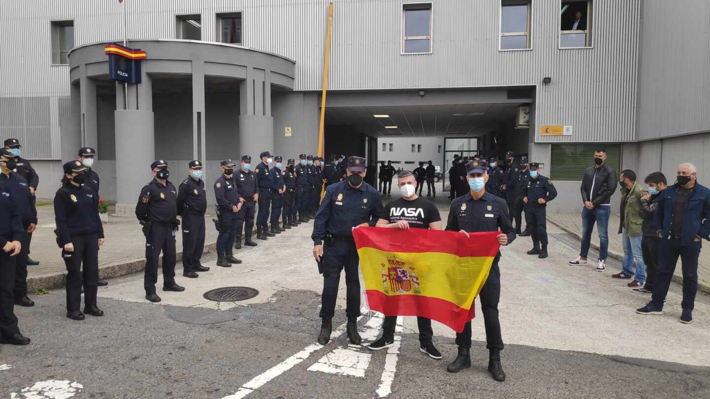 Ángel H.S., de paisano tras la bandera, durante la despedida en la comisaría coruñesa de Lonzas.