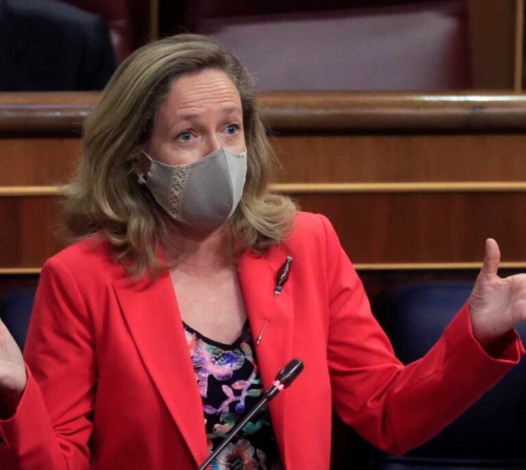 Las ministras Calvo y Calviño culpan a la oposición de hacer "filibusterismo inútil" en pleno desafío migratorio