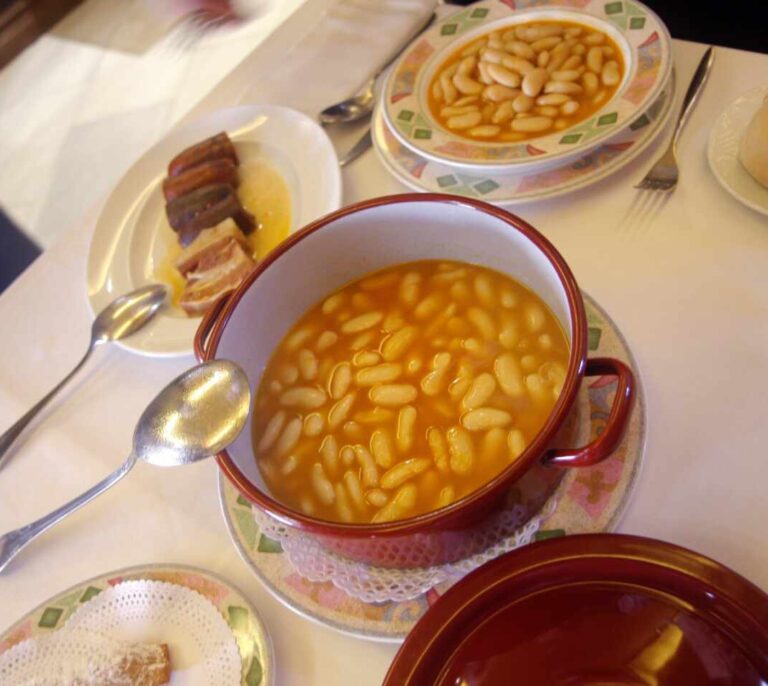 Así se hace la fabada de La Consistorial, la mejor del mundo