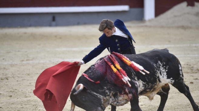 Julián López, el Juli, durante su faena en el festival del 2 de mayo en Las Ventas. Julián López, el Juli, durante su faena en el festival del 2 de mayo en Las Ventas.
