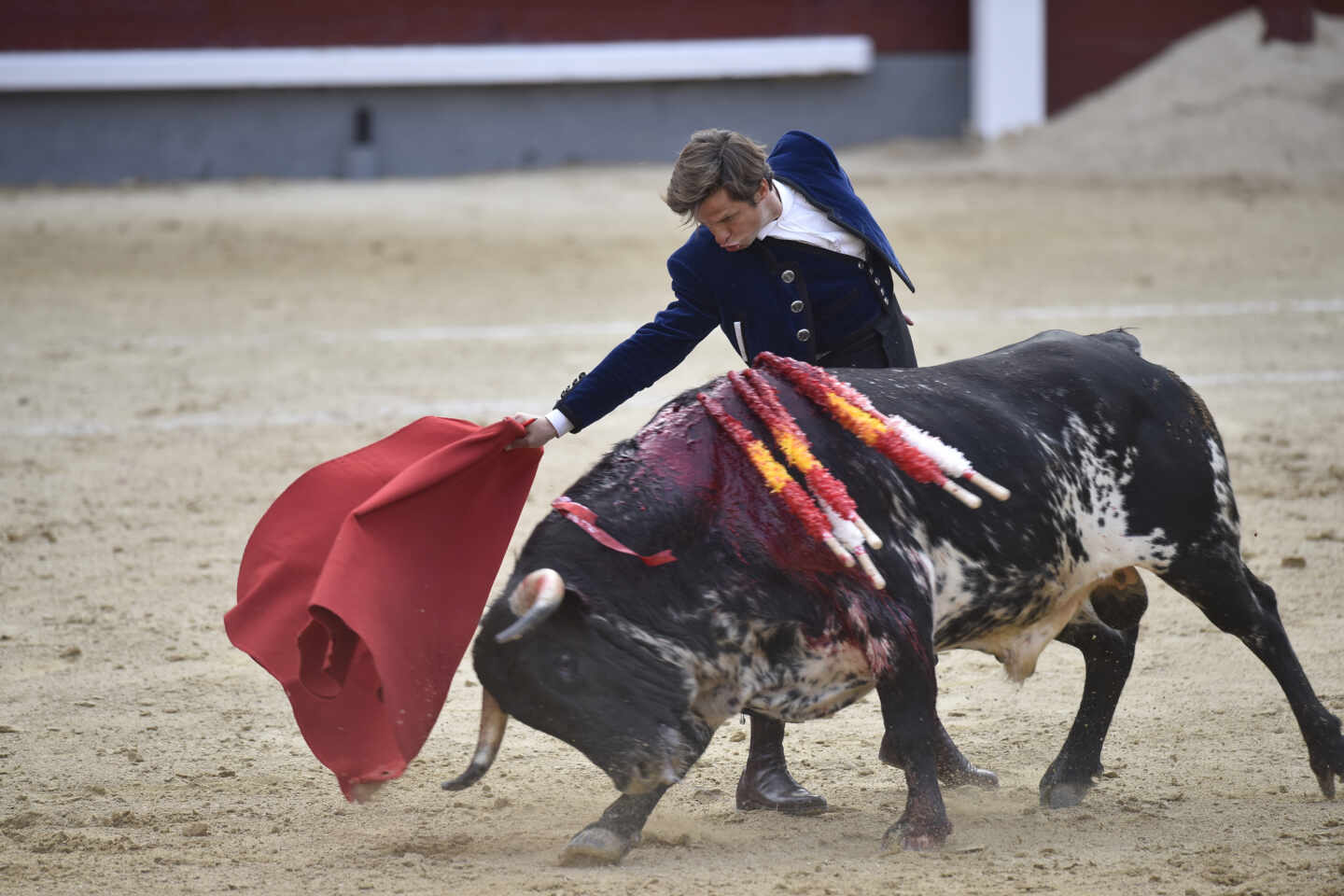 Julián López, el Juli, durante su faena en el festival del 2 de mayo en Las Ventas.