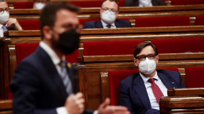 Illa anuncia una enmienda a la totalidad a los presupuestos de la Generalitat Salvador Illa escucha una intervención de Pere Aragonès en el Parlament de Cataluña.