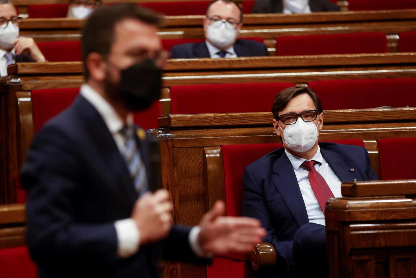 Salvador Illa escucha una intervención de Pere Aragonès en el Parlament de Cataluña.