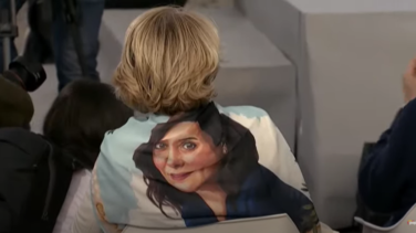 Esperanza Aguirre asiste al cierre de campaña del PP con un pañuelo con el retrato de Ayuso
