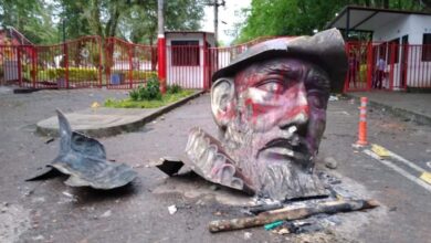 Un grupo de jóvenes destruye la estatua del conquistador español Andrés López de Galarza en Colombia