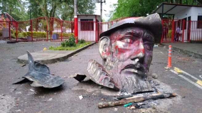 Un grupo de jóvenes destruye la estatua del conquistador español Andrés López de Galarza en Colombia