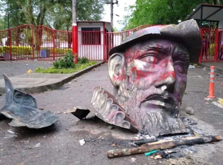 Un grupo de jóvenes destruye la estatua del conquistador español Andrés López de Galarza en Colombia