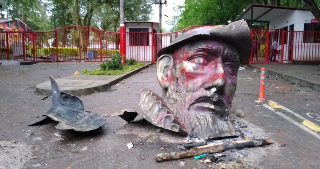 Un grupo de jóvenes destruye la estatua del conquistador español Andrés López de Galarza en Colombia