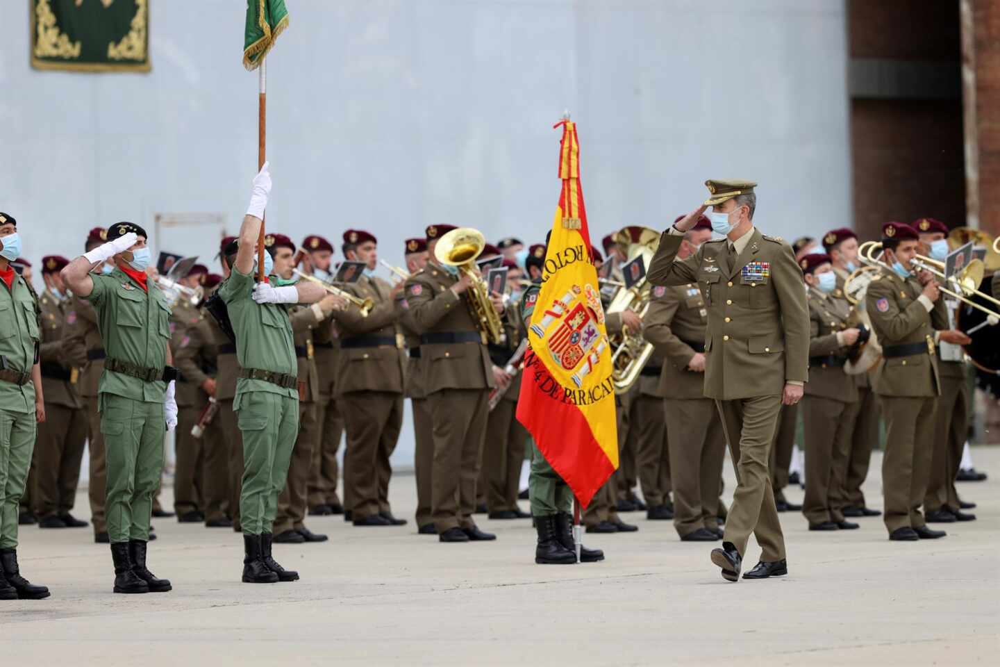 Felipe VI pasa revista a las tropas recién regresadas desde Afganistán.