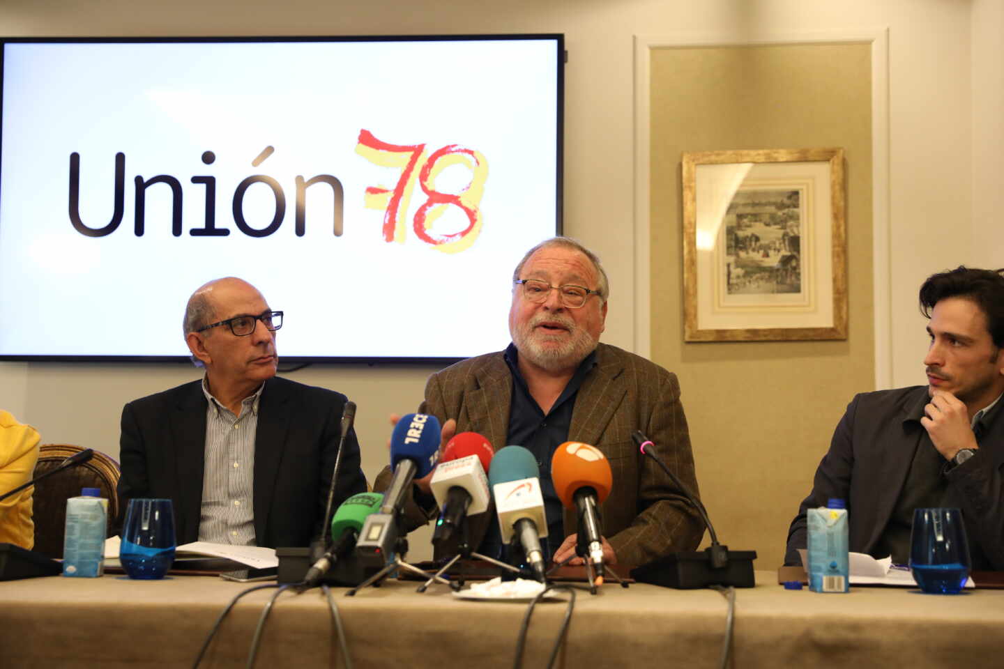 El exsocialista Jesús Cuadrado; el escritor y filósofo, Fernando Savater y el columnista David Mejía en la presentación de la plataforma Unión 78.