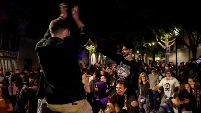 Jóvenes de fiesta el sábado por la noche en Barcelona, tras el fin del estado de alarma.