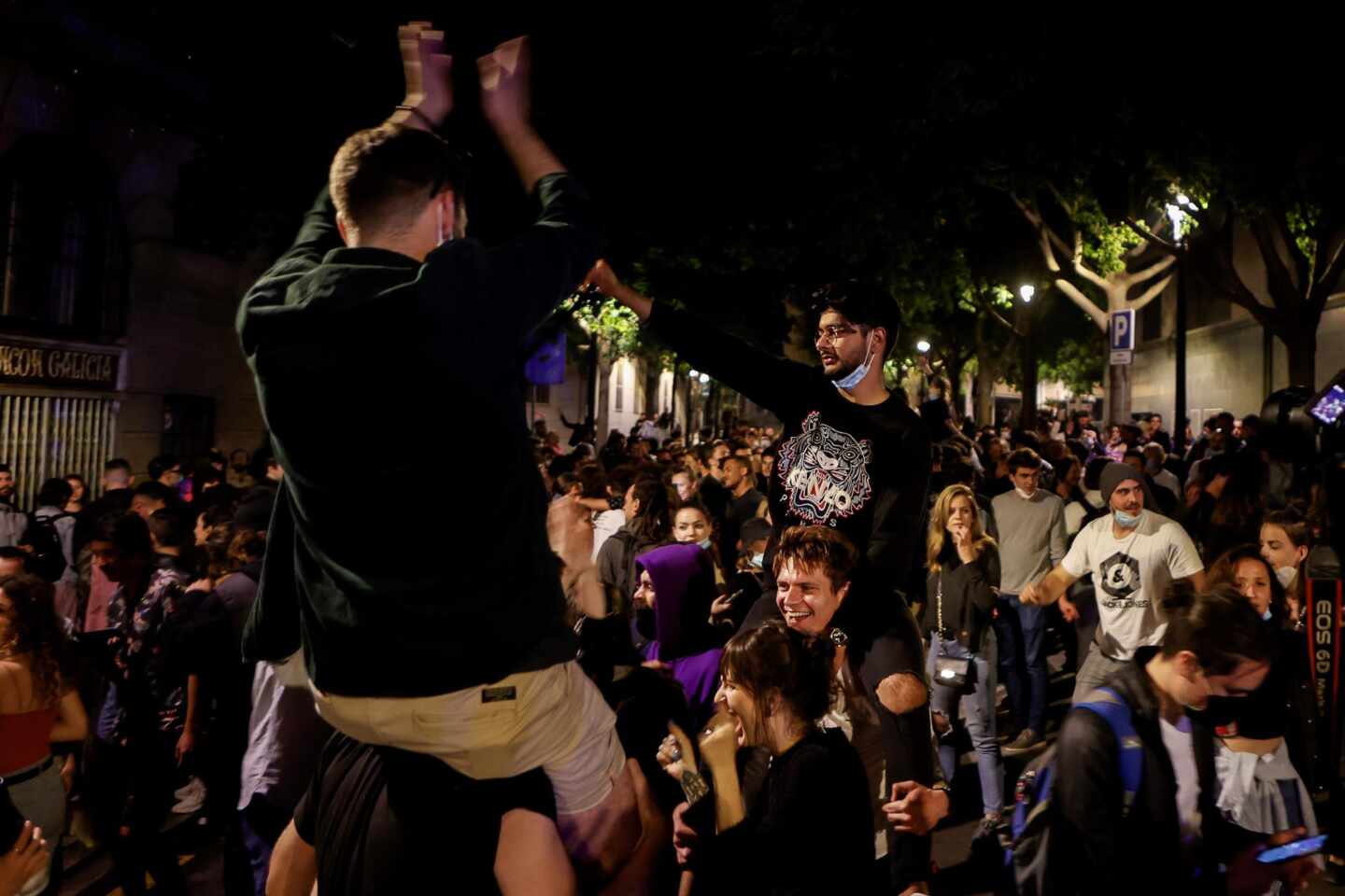 Jóvenes de fiesta el sábado por la noche en Barcelona, tras el fin del estado de alarma.
