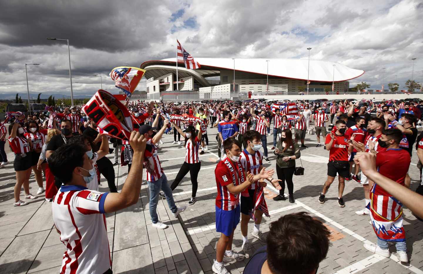 Aficionados en los alrededores del estadio Wanda Metropolitano antes del partido del Atlético de Madrid frente a Osasuna