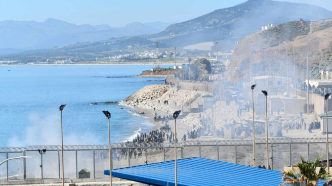 Agentes lanzan gas hacia los inmigrantes que tratan de cruzar la frontera hacia Ceuta desde Marruecos. Agentes lanzan gas hacia los inmigrantes que tratan de cruzar la frontera hacia Ceuta desde Marruecos.