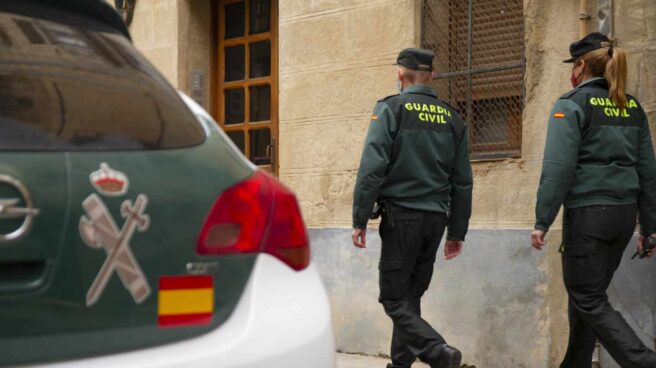 Un joven de 25 años herido grave tras sufrir una caída desde una altura en Badajoz Dos agentes de la Guardia Civil.