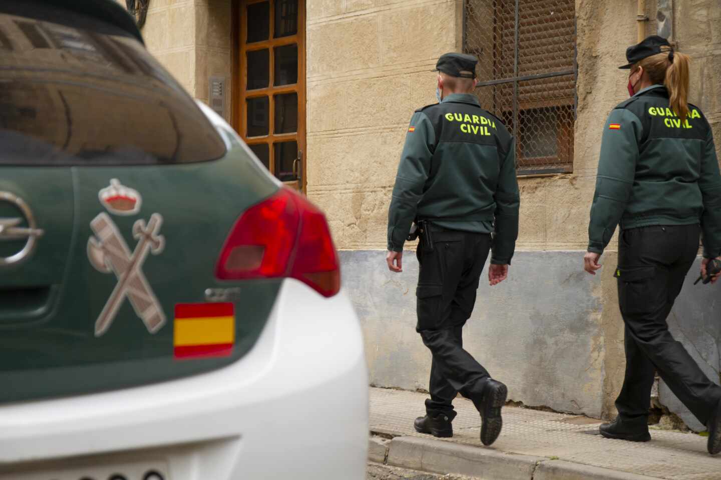 Dos agentes de la Guardia Civil.