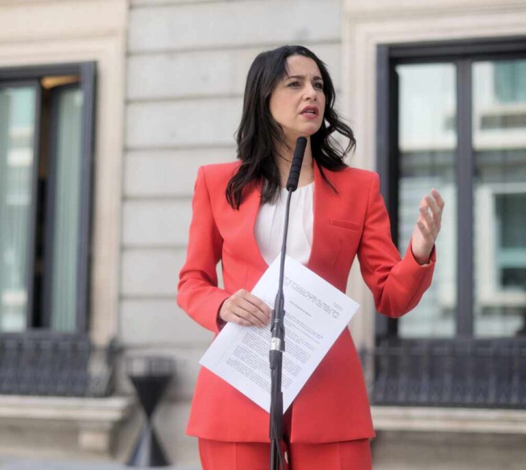 Los indultos dinamitan todos los puentes entre Gobierno y oposición: "Quieren vender a España"