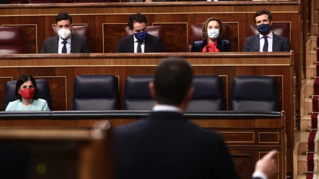 El presidente del Gobierno, Pedro Sánchez, se dirige al líder de la oposición, Pablo Casado, en el Congreso.